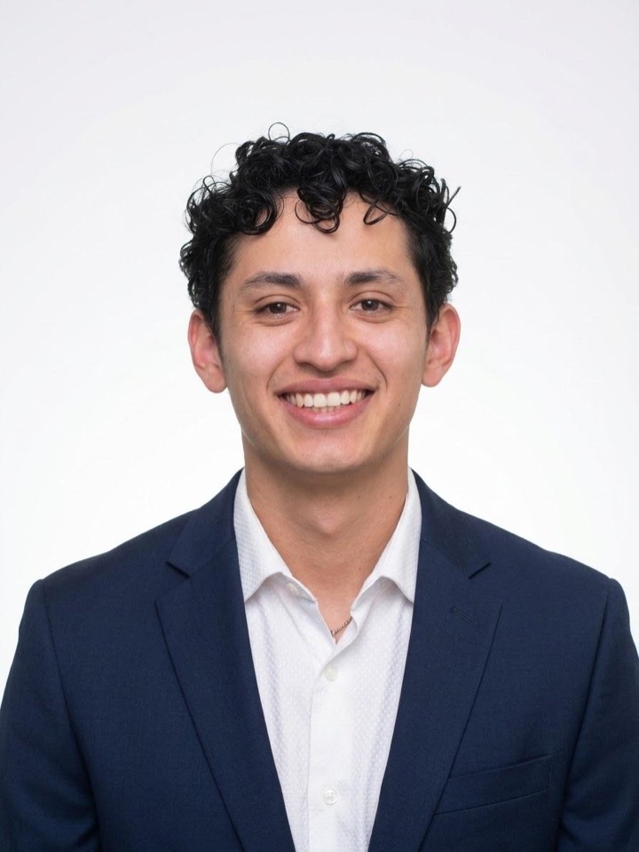 Samuel Tovar, diseñador estratégico, con saco azul marino y camisa blanca.